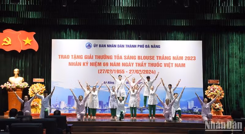 Các y bác sĩ Bệnh viện Đà Nẵng biểu diễn tiết mục văn nghệ tại chương trình. Ảnh: ANH ĐÀO