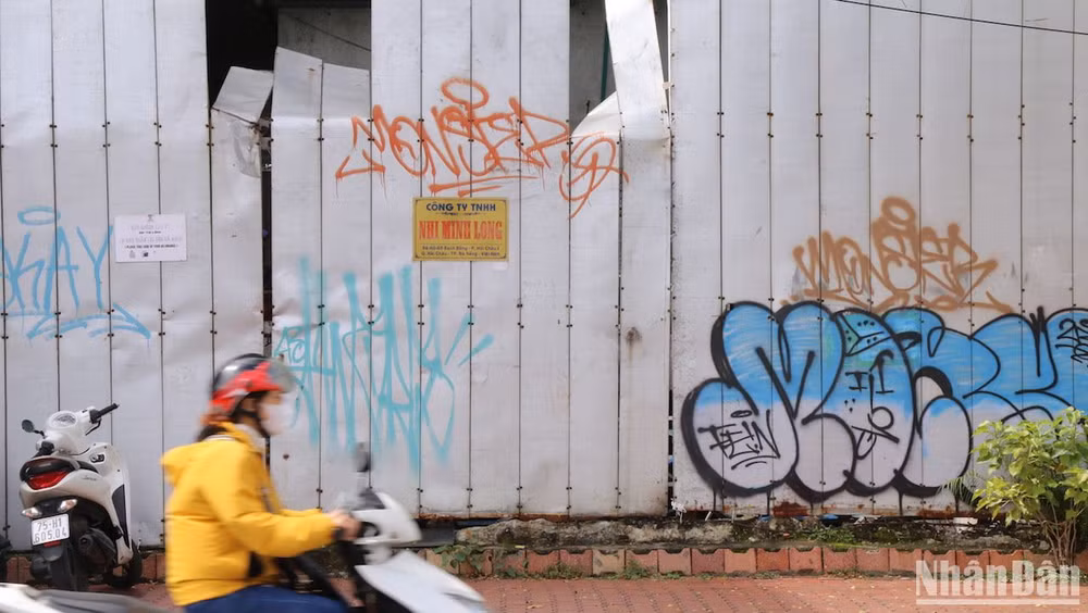 Đường Bạch Đằng đoạn khu vực gần chợ Hàn. Theo đại diện lãnh đạo Ủy ban nhân dân quận Hải Châu, thành phố Đà Nẵng, đã giao cho 13 phường trên toàn quận rà soát những nơi có tình trạng vẽ bậy, huy động Đoàn Thanh niên đi xóa các hình vẽ này. Đồng thời, tăng cường công tác kiểm tra, tuần tra. Quận cũng đã giao ngành công an địa phương phối hợp trích xuất các camera, truy xét các đối tượng có hành vi vẽ bậy để có biện pháp xử lý phù hợp.