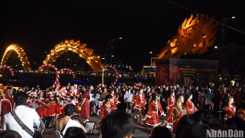 Các tiết mục văn nghệ đặc sắc biểu diễn phục vụ người dân, du khách. (Ảnh: ANH ĐÀO)