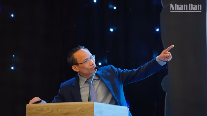 TS Cấn Văn Lực trình bày tham luận tại diễn đàn. (Ảnh: ANH ĐÀO)