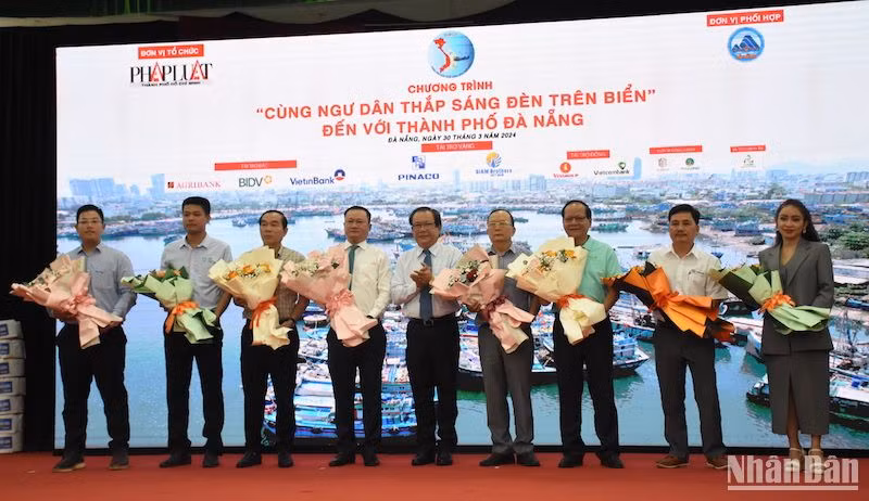 Ban tổ chức tặng hoa tri ân các đơn vị đồng hành, tài trợ chương trình "Cùng ngư dân thắp sáng đèn trên biển". (Ảnh: ANH ĐÀO)