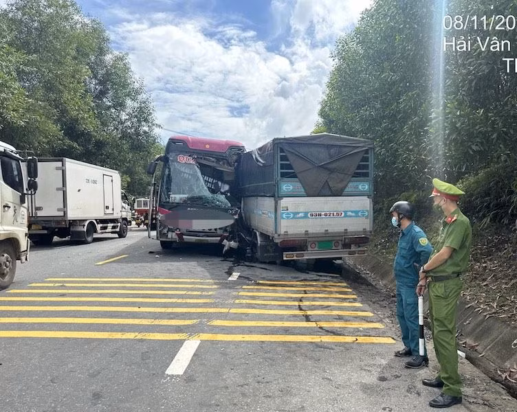 Hiện trường vụ tai nạn liên hoàn. (Ảnh công an cung cấp)