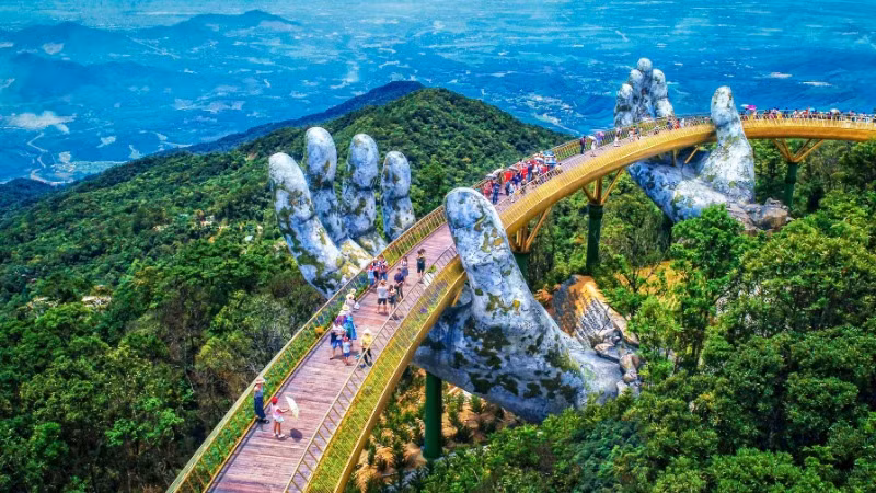 Cầu Vàng Đà Nẵng của quần thể du lịch Sun World Bà Nà Hills Đà Nẵng - biểu tượng du lịch Đà Nẵng. (Ảnh: LÊ HOÀNG NAM)