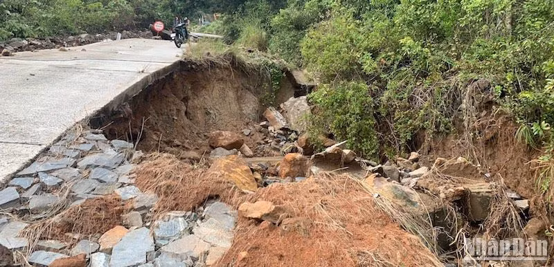 Tuyến đường ven biển Hoàng Sa - Trường Sa - Võ Nguyên Giáp bị sạt lở nghiêm trọng sau bão số 5/2022. (Ảnh ANH ĐÀO)