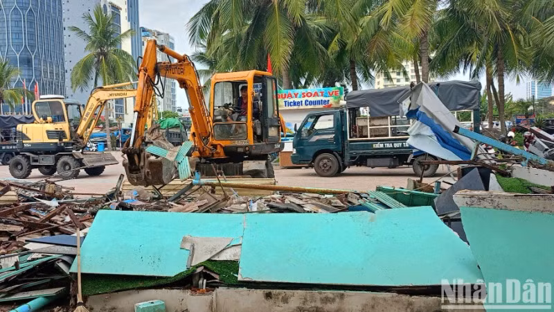Lực lượng chức năng quận Sơn Trà, thành phố Đà Nẵng cưỡng chế, tháo dỡ 7 quầy ẩm thực, lưu niệm ven biển Đà Nẵng. (Ảnh: ANH ĐÀO)