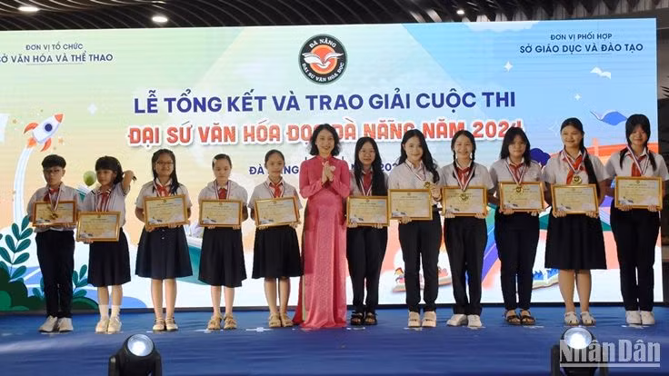 Phó giám đốc Sở Văn hóa, Thể thao thành phố Đà Nẵng Nguyễn Thị Hội An trao Giải “Văn hóa đọc Đà Nẵng” năm 2024 cho các em học sinh xuất sắc. (Ảnh: ANH ĐÀO)