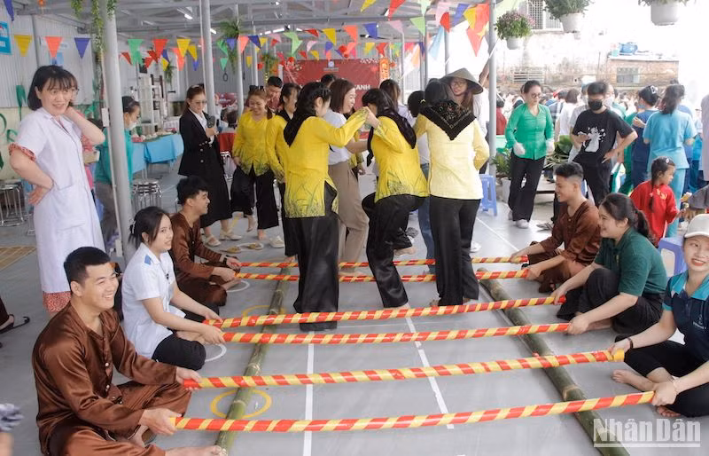 Chương trình mang đến không khí vui tươi, động viên tinh thần cho người bệnh đang điều trị và sẽ đón Tết Nguyên đán Giáp Thìn 2024 tại Bệnh viện. Ảnh ANH ĐÀO