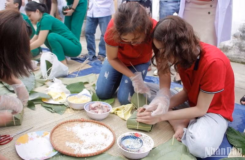 Hội thi Gói bánh chưng xanh trao tặng bệnh nhân tại Bệnh viện 199 sáng 31/1. Ảnh ANH ĐÀO.