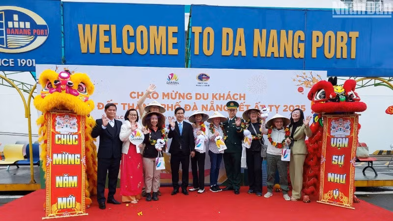 800 du khách tàu biển đến du xuân Đà Nẵng ngày Mùng 1 Tết Nguyên đán Ất Tỵ 2025. (Ảnh: ANH ĐÀO)