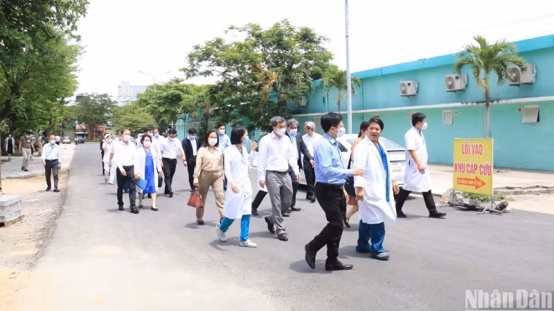 Đoàn công tác của Thứ Trưởng Bộ Y tế Trần Văn Thuấn đến thăm và kiểm tra khu vực khám bệnh, sàng lọc, khu khám bệnh nhân Sởi, khu điều trị nội trú tại Bệnh viện Phụ sản-Nhi Đà Nẵng. (Ảnh: ANH ĐÀO)