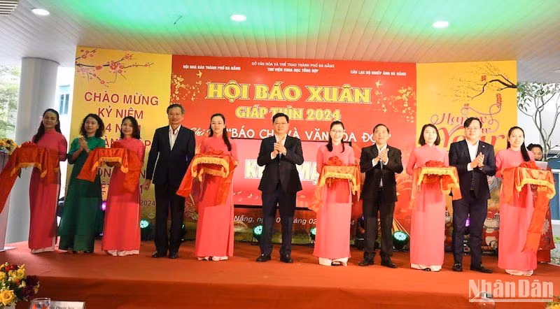 Các đại biểu cắt băng khai mạc Hội Báo Xuân Giáp Thìn Đà Nẵng năm 2024. (Ảnh: ANH ĐÀO)