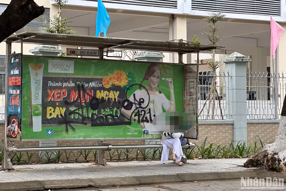 Tại trạm dừng xe buýt trên đường Lê Lợi.