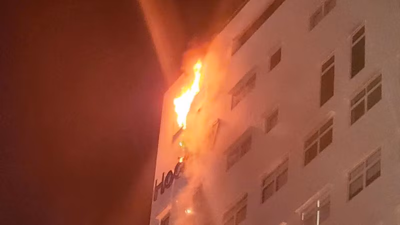 Tấm biển hiệu bất ngờ bốc cháy dữ dội tối ngày 16/10. (Ảnh H.G)