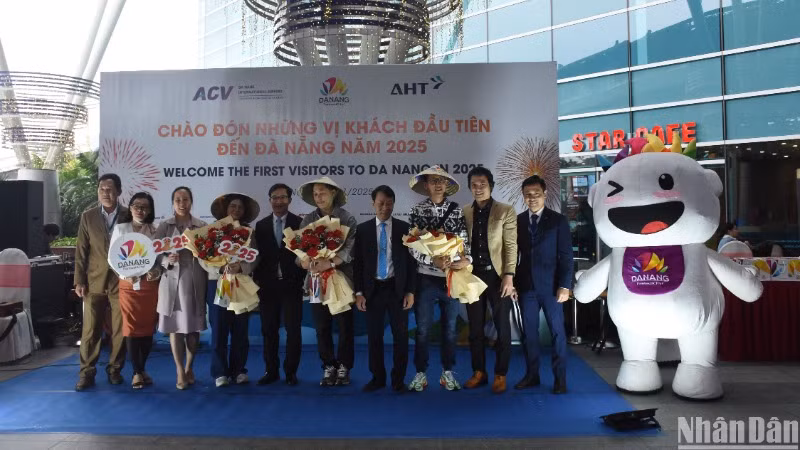 Những hành khách quốc tế đầu tiên đến Đà Nẵng ngày đầu năm mới 2025 bằng đường hàng không. (Ảnh: ANH ĐÀO)