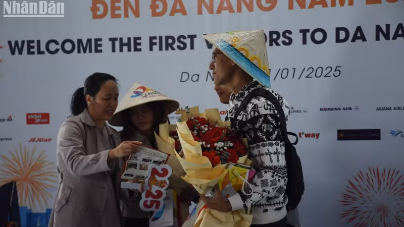 Những tấm hộ chiếu ẩm thực Đà Nẵng cùng bản đồ ẩm thực được trao tặng du khách trong ngày đầu năm mới 2025. (Ảnh: ANH ĐÀO)