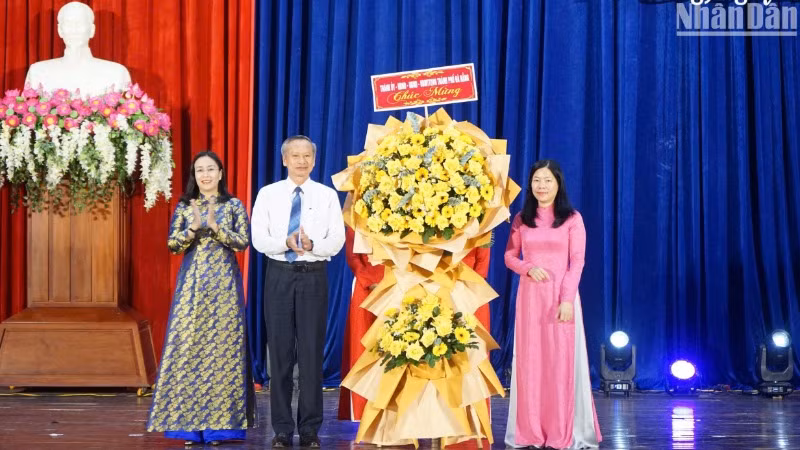 Phó Chủ tịch Hội đồng nhân dân thành phố Đà Nẵng Đoàn Ngọc Hùng Anh và Phó Chủ tịch Ủy ban nhân dân thành phố Đà Nẵng Nguyễn Thị Anh Thi trao tặng lẵng hoa chúc mừng thành tích của ngành giáo dục-đào tạo trong năm học vừa qua. (Ảnh: ANH ĐÀO)