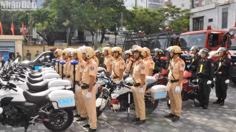 Lực lượng Công an thành phố Đà Nẵng sẵn sàng nhận nhiệm vụ phân luồng, điều tiết giao thông trong thời gian Đại lễ cung rước, tôn trí, chiêm bái xá lợi Đức Phật bảo vật Quốc gia Ấn Độ tại Đà Nẵng. (Ảnh: ANH ĐÀO)