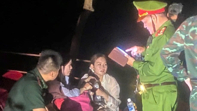 Lực lượng chức năng thành phố Đà Nẵng kịp thời cứu hai du khách đi lạc trên bán đảo Sơn Trà. (Ảnh: Đồn Biên phòng Sơn Trà, cung cấp)