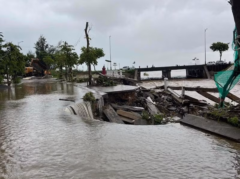 Sạt lở trên đường Lương Hữu Khánh, phường Thọ Quang, quận Sơn Trà.