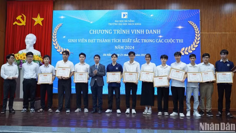 PGS,TS Lê Tiến Dũng, Phó Hiệu trưởng Trường đại học Bách khoa - Đại học Đà Nẵng trao giấy khen cho sinh viên đạt giải Ba các cuộc thi cấp quốc gia. (Ảnh: ANH ĐÀO)