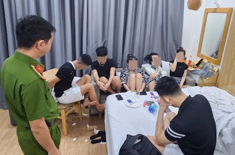 Các đối tượng sử dụng trái phép chất ma túy bị bắt giữ. (Ảnh: Công an cung cấp)