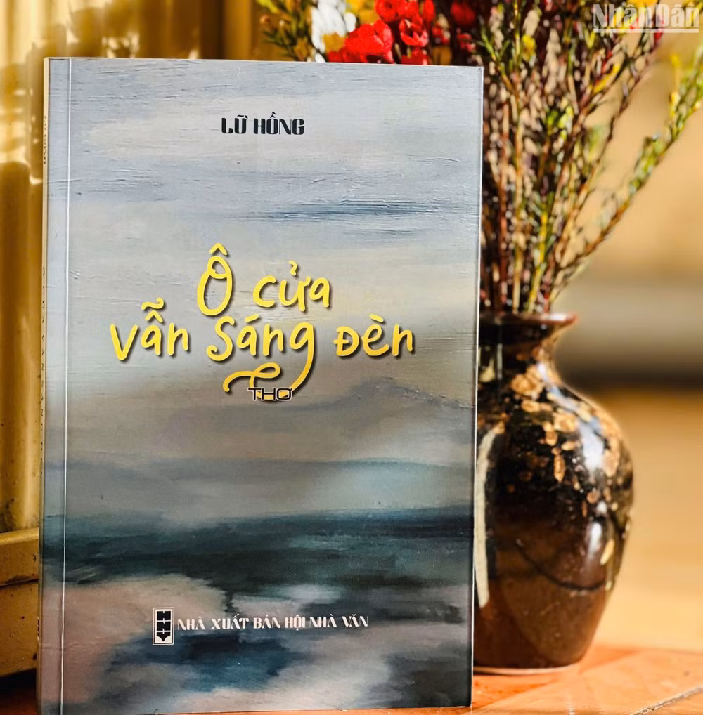 Bìa tập thơ Ô cửa vẫn sáng đèn của nhà thơ Lữ Hồng. (Ảnh: ANH ĐÀO)