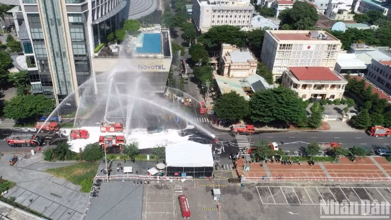 Đà Nẵng thực tập phương án chữa cháy và cứu nạn cứu hộ cấp thành phố tại các toà nhà cao tầng. (Ảnh: ANH ĐÀO)