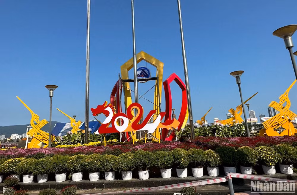 Khu vực trang trí đường hoa trước Bảo tàng Đà Nẵng - Đường Bạch Đằng. (Ảnh ANH ĐÀO)