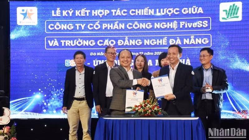 Công ty cổ phần công nghệ Fivess và ký kết hợp tác với Trường cao đẳng Nghề Đà Nẵng trong cung ứng nguồn nhân lực và tạo công ăn việc làm cho sinh viên sau khi tốt nghiệp. (Ảnh: ANH ĐÀO)