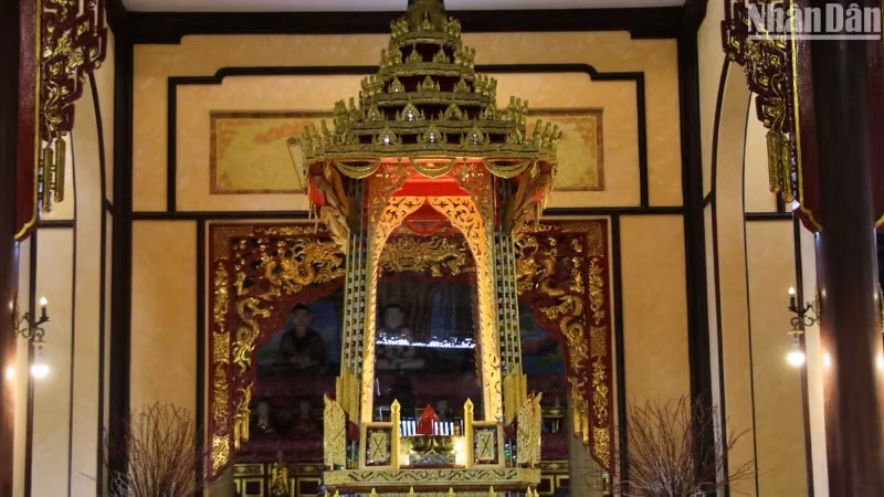 Vị trí đặt xá lợi Đức Phật đã được trang hoàng trang nghiêm tại chùa Quán Thế Âm. (Ảnh: ANH ĐÀO)
