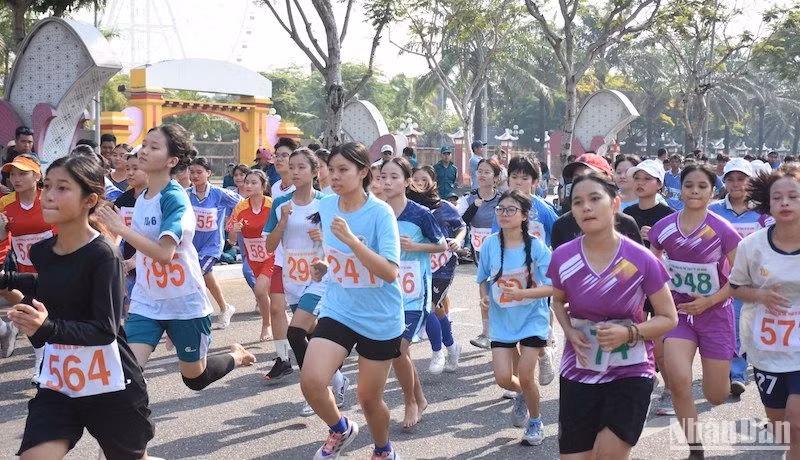 Các vận động viên khối trung học cơ sở, trong học phổ thông tranh tài. (Ảnh: ANH ĐÀO)