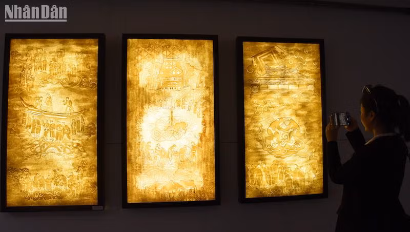 Người dân tham quan triển lãm. (Ảnh: ANH ĐÀO)