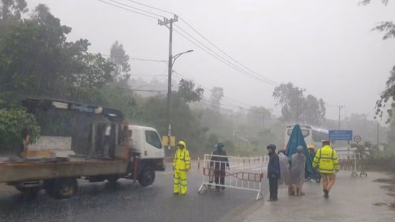Công an quận Sơn Trà chốt chặn tại đường Hoàng Sa ngay tại vị trí phía sau lối lên chùa Linh Ứng. Ảnh: Công an cung cấp