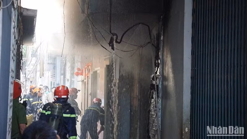 Lực lượng chức năng tiếp cận hiện trường, khống chế vụ cháy.