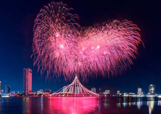 Những màn pháo hoa đẹp mắt kể câu chuyện cổ tích trên sông Hàn.