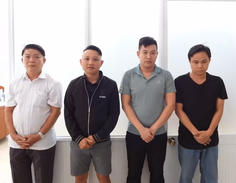 Bốn đối tượng trong đường dây cá độ bóng đá qua mạng bị bắt. (Ảnh: Công an cung cấp)
