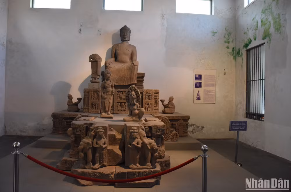 Quan sát ở nhiều không gian trưng bày, dễ dàng thấy được nhiều mảng tường bong tróc, ẩm thấp với những vệt mốc dài. (Ảnh ANH ĐÀO)