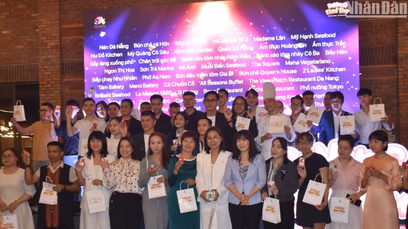 Sở Du lịch thành phố Đà Nẵng trao con dấu riêng biệt cho 50 địa điểm ẩm thực đặc sắc Đà Nẵng được chọn đưa vào Bản đồ số ẩm thực Đà Nẵng tại www.foodtourdanang.vn. (Ảnh: ANH ĐÀO) Sở Du lịch thành phố Đà Nẵng trao con dấu riêng biệt cho 50 địa điểm ẩm thực đặc sắc Đà Nẵng được chọn đưa vào Bản đồ số ẩm thực Đà Nẵng tại www.foodtourdanang.vn. (Ảnh: ANH ĐÀO)