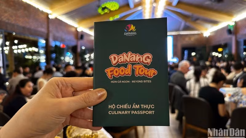 Du khách được trải nghiệm ẩm thực Đà Nẵng với tấm hộ chiếu. (Ảnh: ANH ĐÀO) Du khách được trải nghiệm ẩm thực Đà Nẵng với tấm hộ chiếu. (Ảnh: ANH ĐÀO)