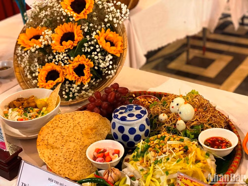 Bánh tráng Túy Loan gắn với món mì Quảng nổi tiếng. Ảnh: ANH ĐÀO