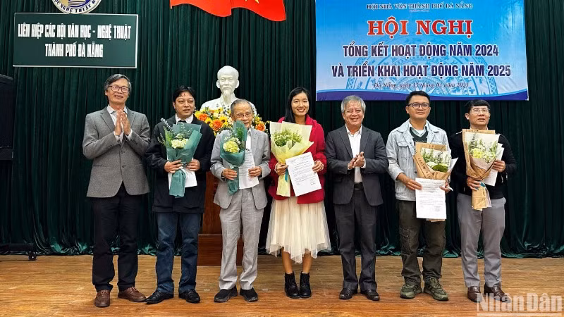 Hội Nhà văn thành phố Đà Nẵng kết nạp 5 hội viên mới trong năm 2024. (Ảnh: ANH ĐÀO) Hội Nhà văn thành phố Đà Nẵng kết nạp 5 hội viên mới trong năm 2024. (Ảnh: ANH ĐÀO)