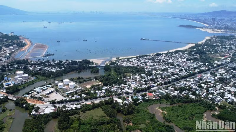 Đà Nẵng quyết tâm xây dựng trung tâm tài chính quốc tế và khu thương mại tự do tầm cỡ khu vực. Trong ảnh là Dự án Cảng biển Liên Chiểu đang được xây dựng. (Ảnh: ANH ĐÀO)