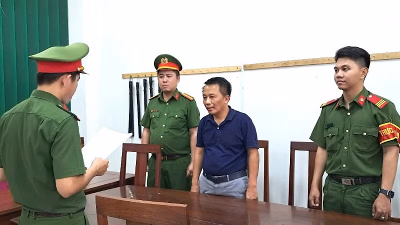 Cơ quan Cảnh sát điều tra Công an Đà Nẵng đọc lệnh bắt tạm giam Nguyễn Sĩ Khoa. (Ảnh: Công an cung cấp)