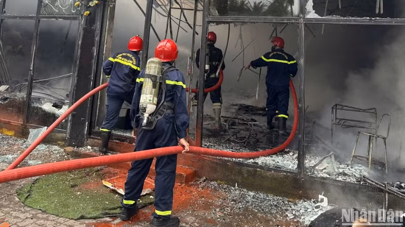 Lực lượng chức năng tiếp cận hiện trường, khống chế vụ cháy. (Ảnh: ANH ĐÀO)