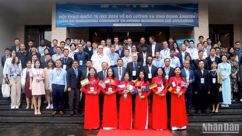 Các đại biểu tham dự Khai mạc hội nghị Quốc tế IEEE về Đo lường và Ứng dụng Anten 2024 chụp ảnh lưu niệm tại sự kiện. (Ảnh: ANH ĐÀO)