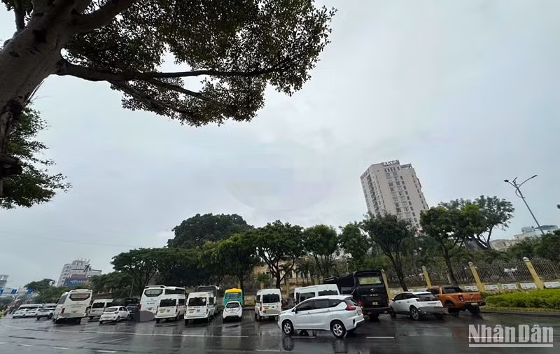 Bãi đỗ xe công cộng cạnh Bảo tàng Điêu khắc Chăm Đà Nẵng sáng 28/12. (Ảnh: ANH ĐÀO)