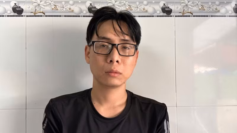 Đối tượng Huỳnh Trường Anh tại cơ quan điều tra. (Ảnh: Công an cung cấp)