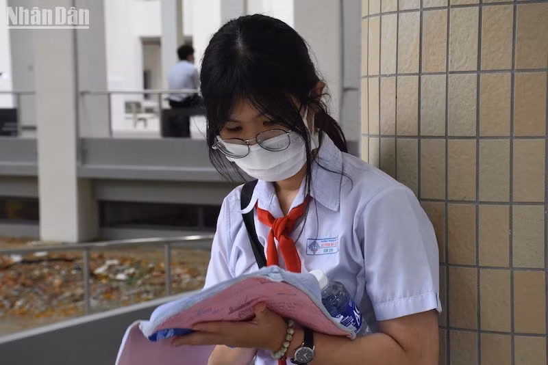 Các em tranh thủ xem lại bài trước khi gửi toàn bộ cặp sách, tài liệu tại khu vực gửi đồ (Ảnh: ANH ĐÀO)