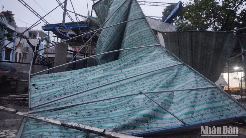 Nhiều bảng hiệu bị gió giật ngã đổ. (Ảnh: ANH ĐÀO)