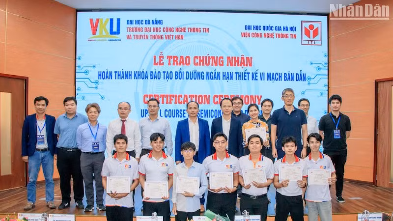 Đà Nẵng có khoá đầu tiên sinh viên thiết kế vi mạch bán dẫn. (Ảnh: ANH ĐÀO)